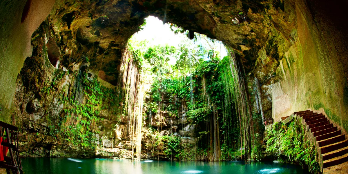 Imagen de un cenote en Mérida